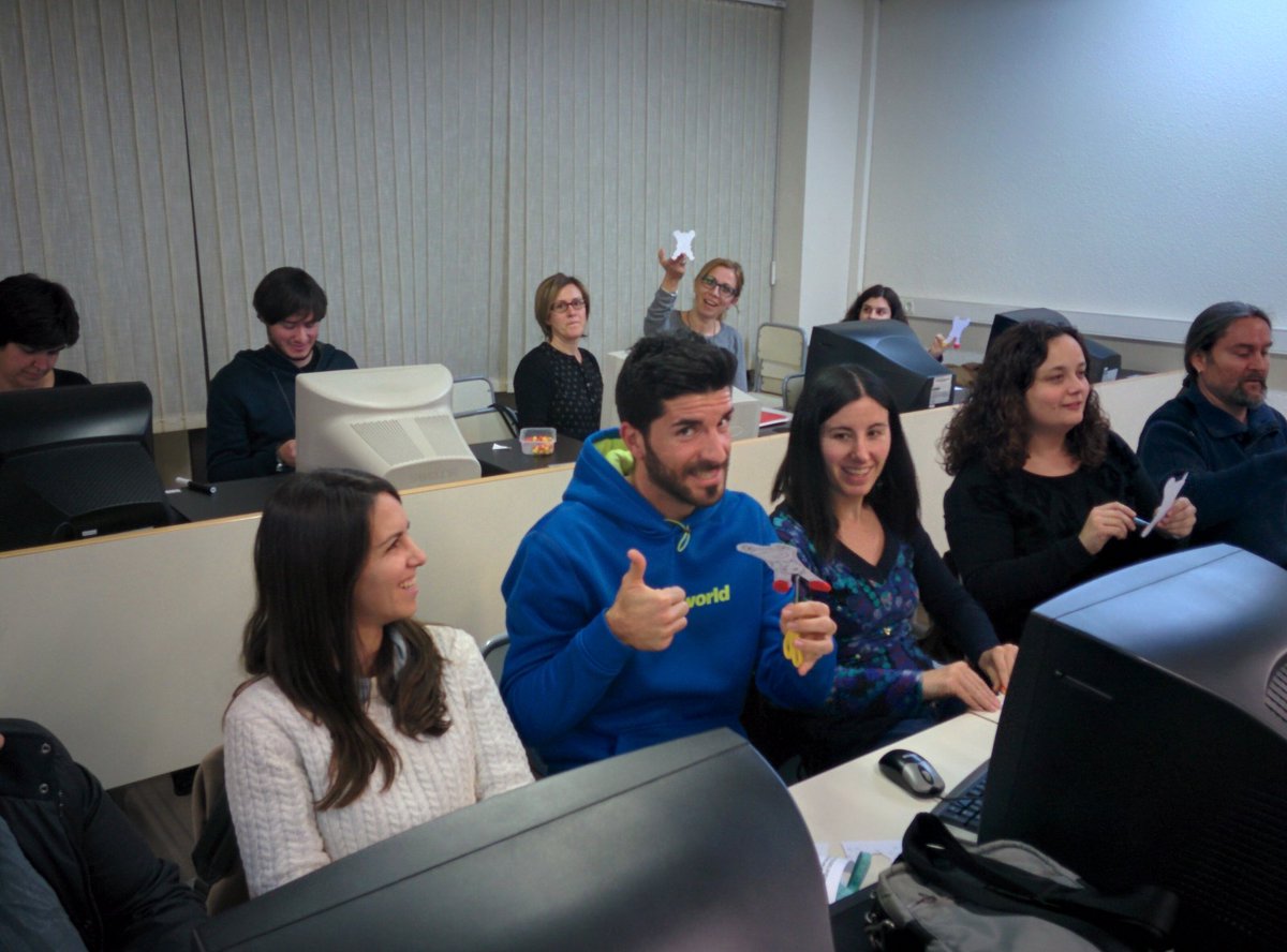 gatosconbatas's tweet photo. #cscefire Jugando con la Ciencia en Castellón. https://t.co/pA13CF6Mbl