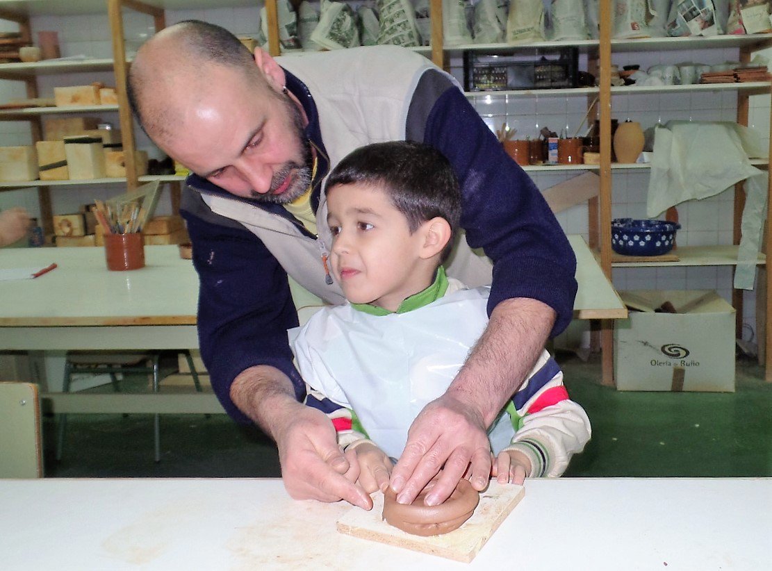 #Pequeoleiros xa está en marcha! E temos a 10 futurxs oleirxs traballando moi duro en #Buño. Queres velos?