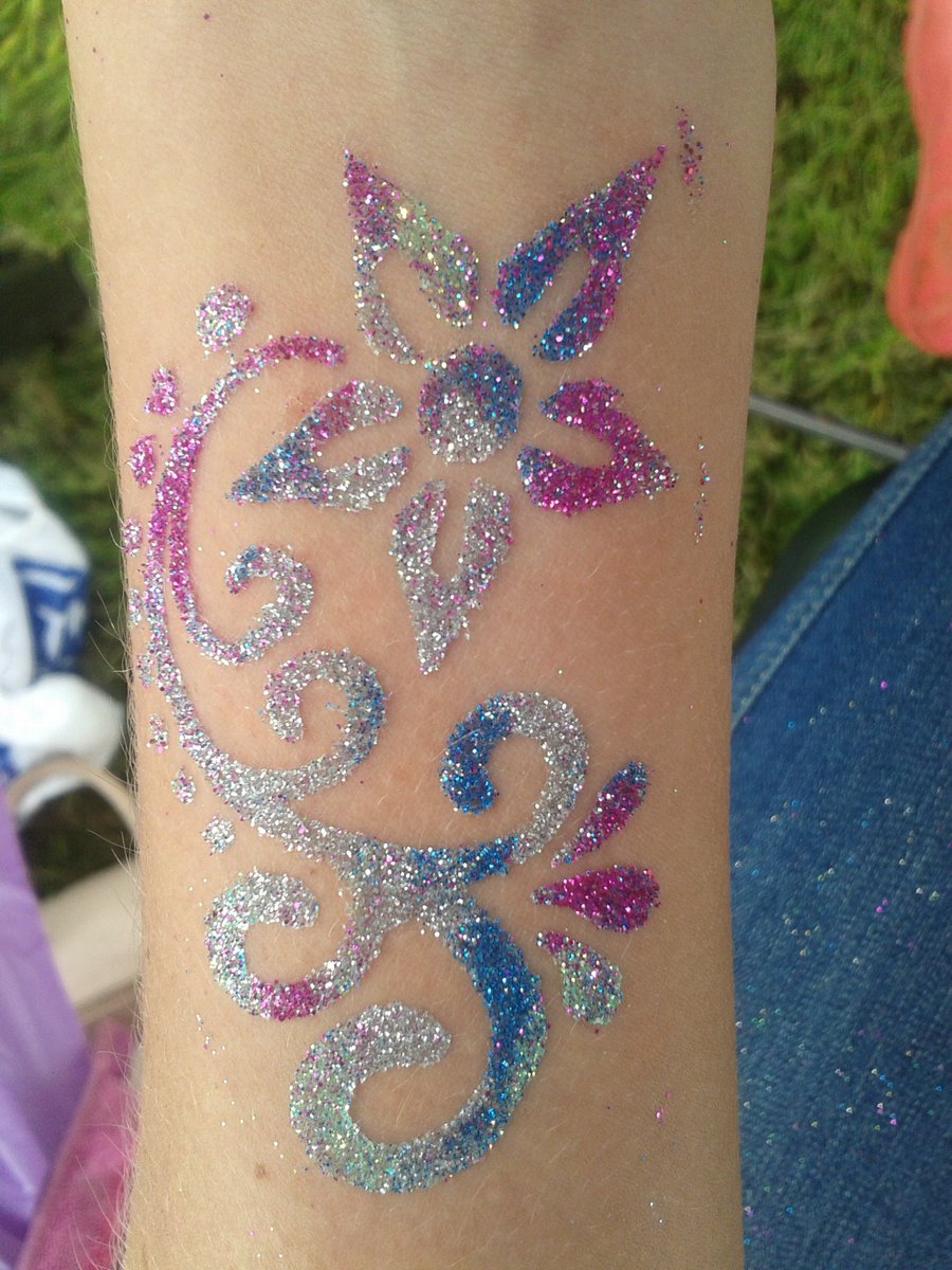 Wickedwrapz's tweet photo. #pamperparties #facepainting #glittertattoos #hairbraids #torquay #devon   @SimplyGBeautyx https://t.co/pfxzTqGas6 https://t.co/jxfhlKQldG