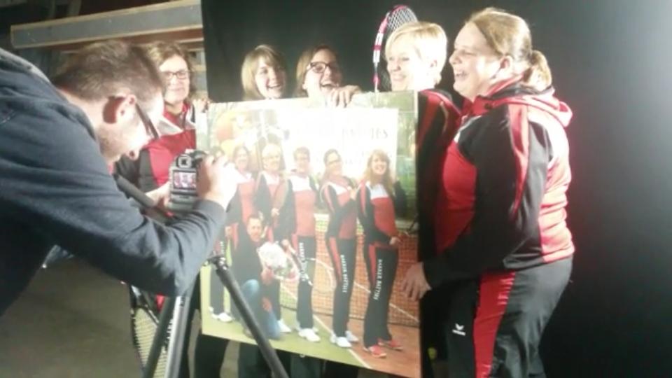 RSandink's tweet photo. Vanavond fotoshoot gehad in Ommen #lachengierenbrullen #kampioenen #sportploegvanhetjaar @gemhardenberg https://t.co/YNcgr8Q66i