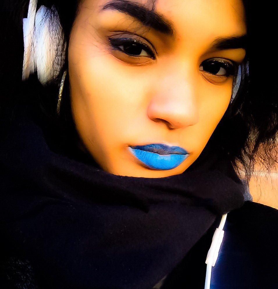 Augustinevision's tweet photo. #selfie #bluelipstick #glamourshot #model when it's cold outside and still looking pretty https://t.co/r3gN3ZIWmd
