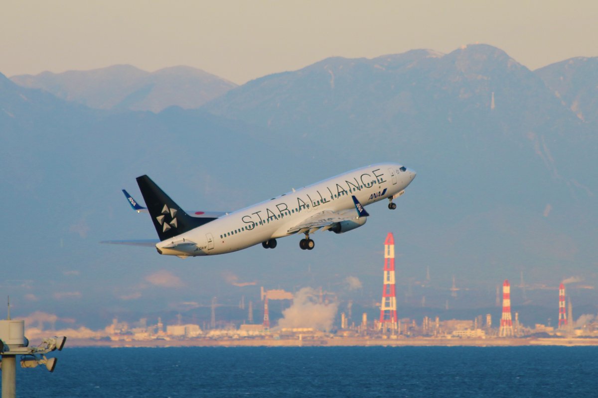 中部国際空港セントレア Anaのスタアラ塗装機はセントレアから長崎に向けて離陸です 対岸の三重県の山々もすっかり雪かぶっていますね T Co Elacexw5ml 中部国際空港セントレア Anaのスタアラ塗装機はセントレアから長崎に向けて離陸です 対岸の三重県の山々もすっかり雪かぶっていますね T Co Elacexw5ml