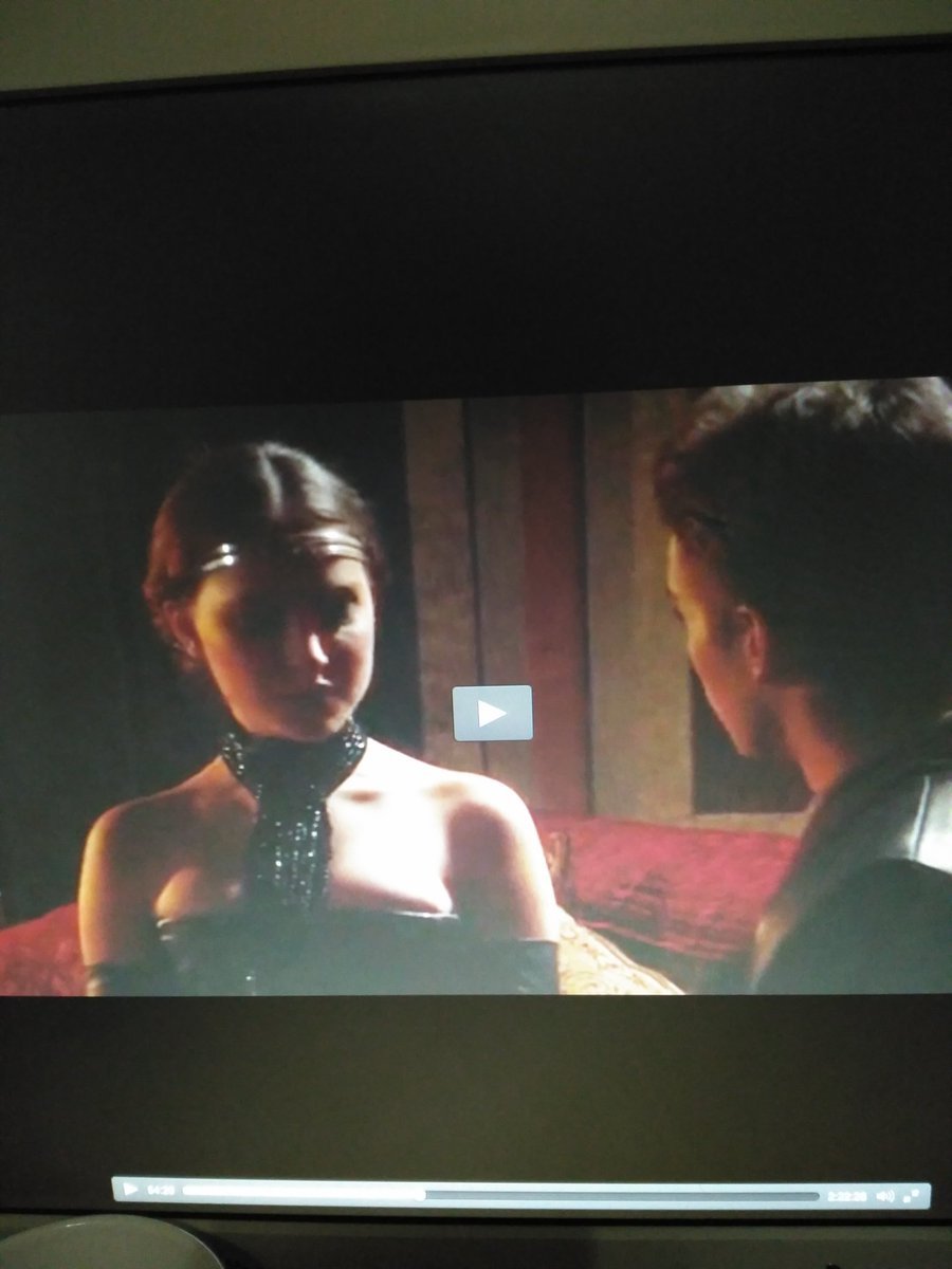 ZombieGirlTatto's tweet photo. Como no va a caer Anakin al lado oscuro!! La culpa es de Padme que se las esta sirviendo en bandeja!! https://t.co/i1GkcLptJc