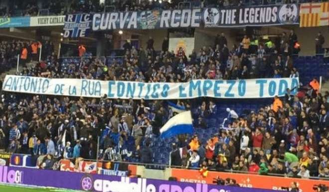 ElGraficoTw's tweet photo. BARCELONA | Los hinchas de @RCDEspanyol muy ásperos con @3gerardpique y con Messi ► https://t.co/mBSrUDOiJW https://t.co/f3KpVphvTK