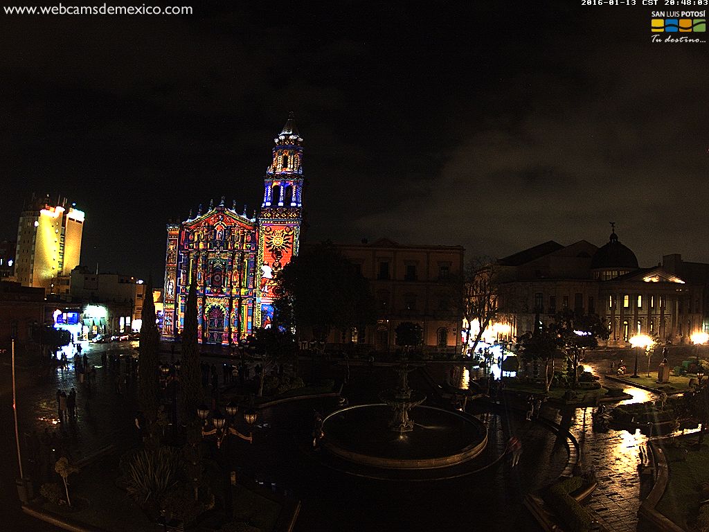 webcamsdemexico's tweet photo. San Luis Potosí. Plaza del Carmen con el Festival de luz #CarmeLight en esta lluviosa noche de enero. https://t.co/xUUvHHNjzR