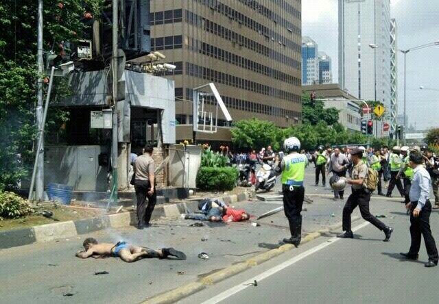 Teror Bom dan Penembakan polisi terjadi di depan sarinah #SavePolisi . AL Fatihah utk korban meninggal.