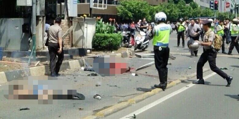 kompascom's tweet photo. Berikut beberapa foto yang diunggah warga yang berada di sekitar tempat kejadian ke Twitter #BomSarinah https://t.co/1Si8r2CkoH