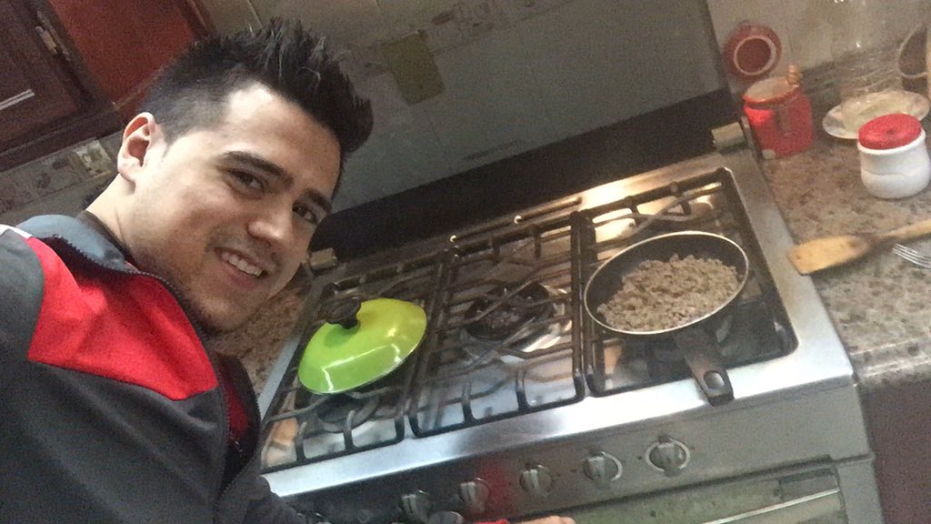AngelGarzaWwe's tweet photo. Quien dijo que los hombres no cocinan 😛😛😋😉 #DietaAl100 https://t.co/iA5ctRYaC5