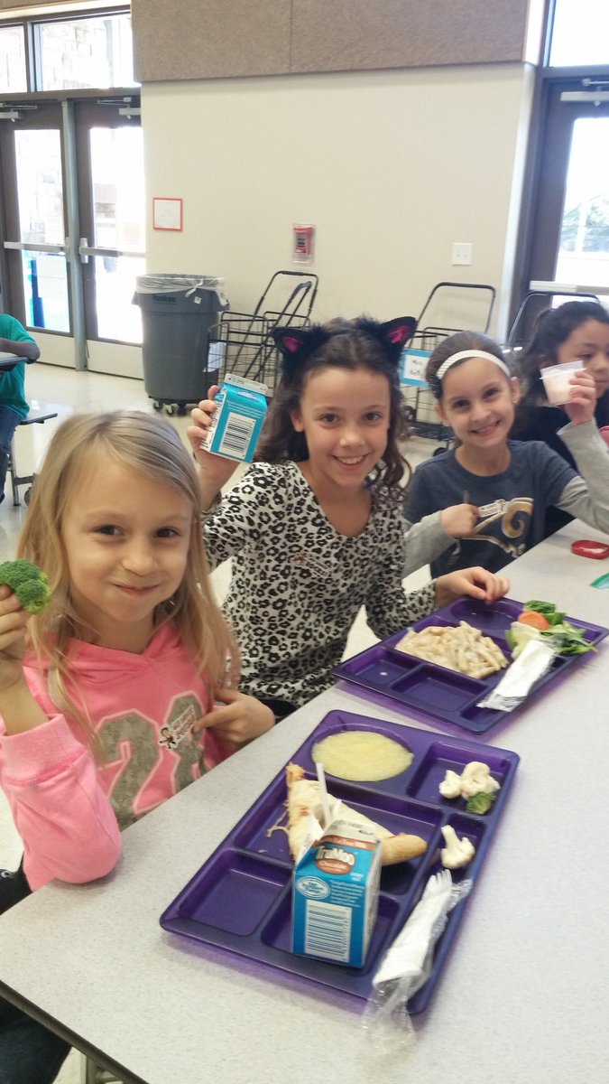 PECoachH's tweet photo. My Lunch Rocks! @ Reed Elem.  Choosing healthy foods for lunch. #Reed_elem #beepbeep https://t.co/rKcLxSIW9C