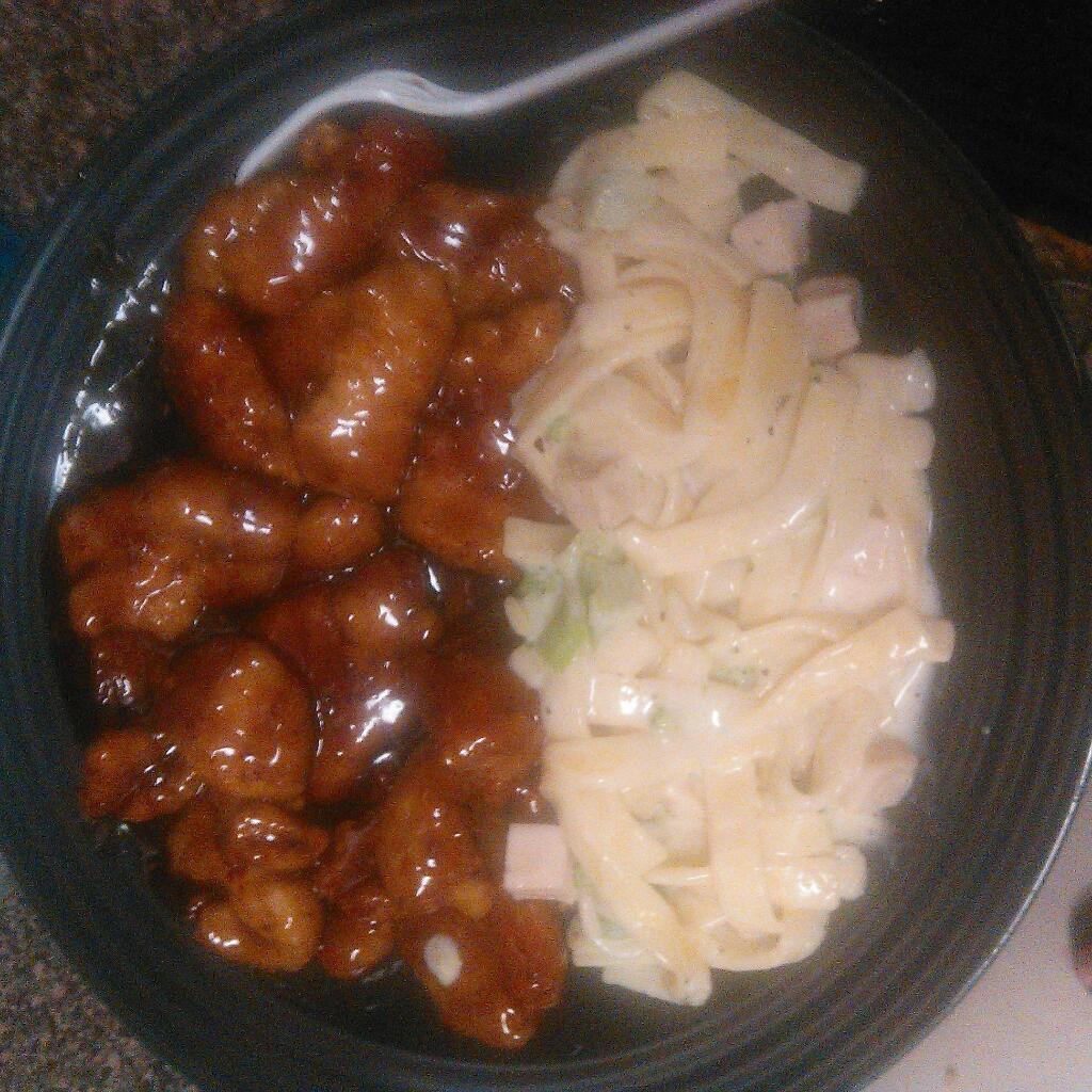CG_KidFrankie's tweet image. Dinner! #GeneralTsoChicken #fettuccinealfredo