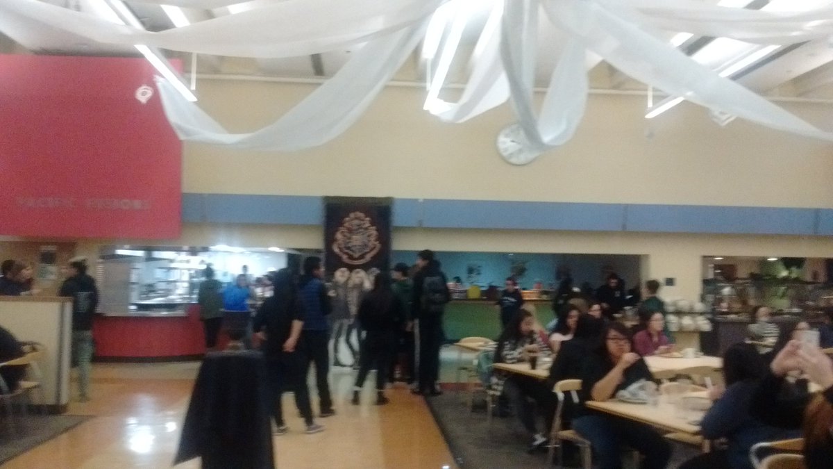 FabylousPon's tweet photo. Uc Davis is having a Harry Potter themed dinner #dcmagic https://t.co/Xumpi3yFiP