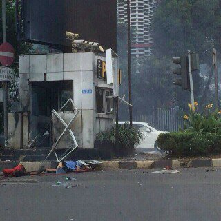 Kuncung_Fals's tweet photo. Turut berduka cita atas ledakan bom dijakarta #prayforjakarta 
Wih teroris dimanamana https://t.co/Csn2x2nshi