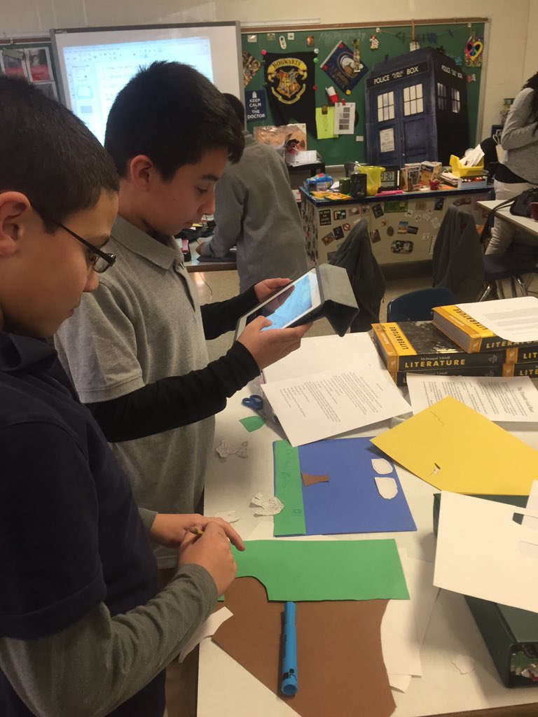 Billzluv1's tweet image. Students working together on stop animation project.  #prepareoscarspeech #futureanimators