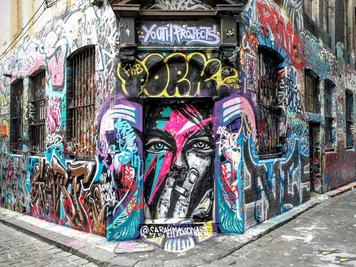 Melbourne street artists pay homage to David Bowie. instagram.com/p/BAgLEo6oCaH/…