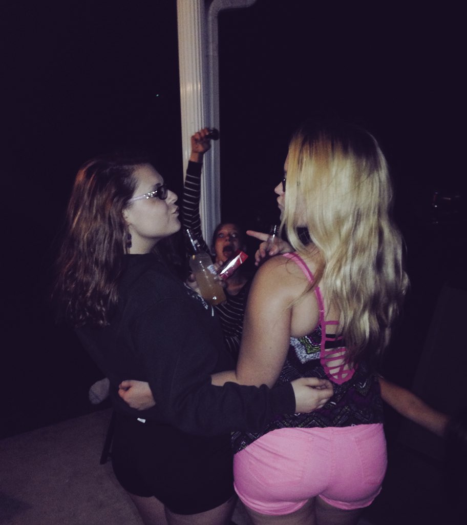 AyyAshley14's tweet photo. @alllie__14 #throwback #bemyfriendagain #missyou https://t.co/6NQUO7e97v
