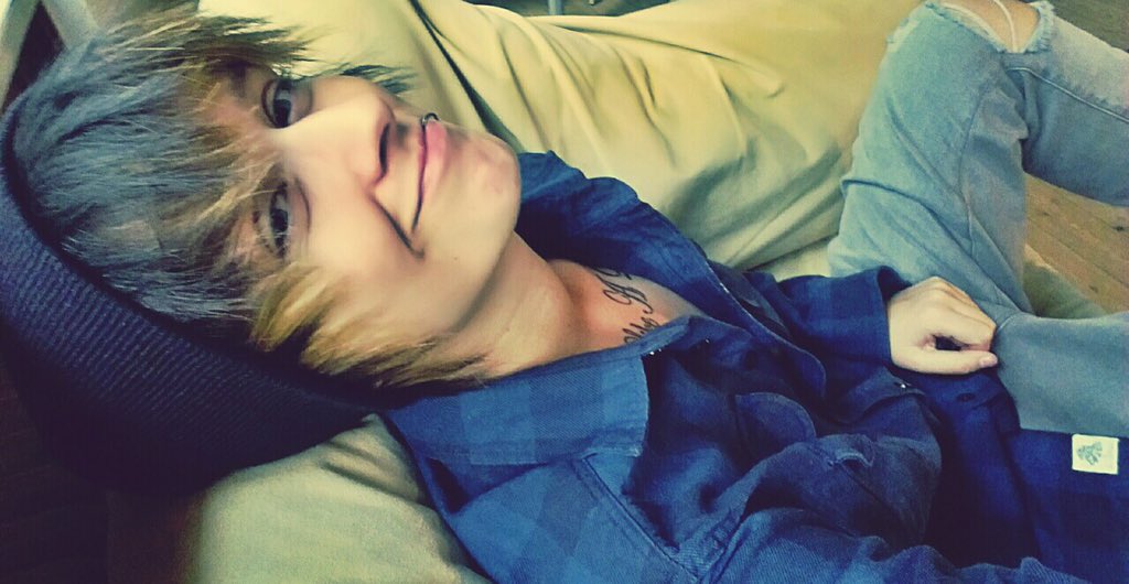 ShadezOfAcid's tweet photo. Should I become emo af and fake him? https://t.co/s1Iy8kQbPV