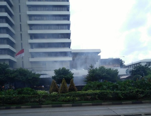 Metro_TV's tweet photo. Ada Ledakan di Dekat Sarinah https://t.co/EzB4niaFc3 #BomSarinah https://t.co/uE0v3zeFt6