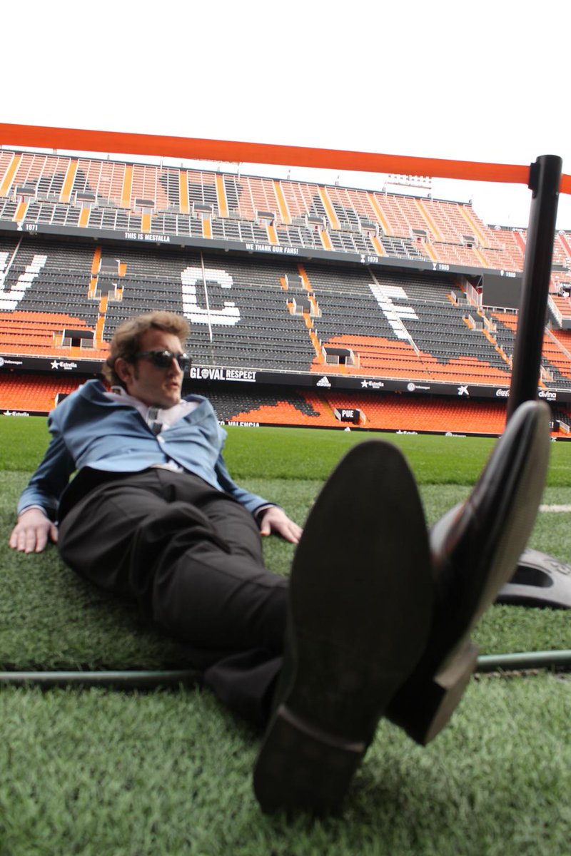 ActorRafa's tweet image. On the pitch at #Valencia CF
Rest on the grass ...
