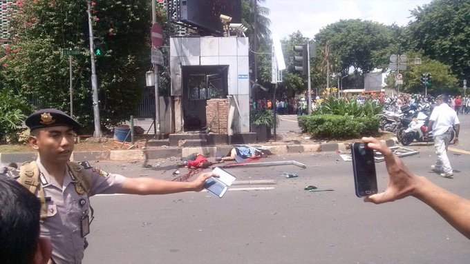 إندونيسيا.. مقتل 7 أشخاص في سلسلة هجمات في جاكرتا (فيديو+ صور) CYpyfRlUAAAOzBR