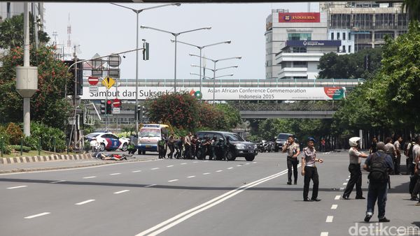 detikcom's tweet photo. #PrayforJakarta Bum! Ledakan keras Terdengar Lagi di Thamrin https://t.co/1mmjFSOCCV https://t.co/3myKjh4vnN