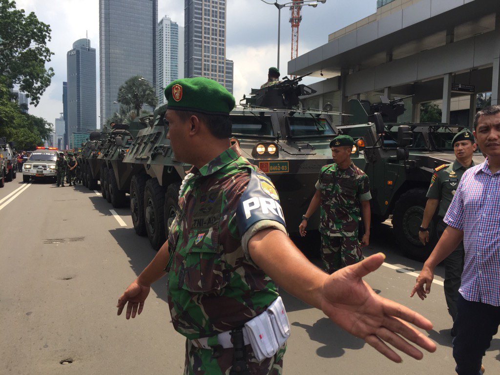 إندونيسيا.. مقتل 7 أشخاص في سلسلة هجمات في جاكرتا (فيديو+ صور) CYqKUxXUAAApkIT