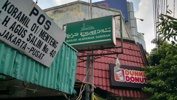 Buru Pelaku Teror Thamrin, Polisi Sisir Masjid di Belakang Sari Pan Pacific #TerordiJakarta de.tk/6gTkoC