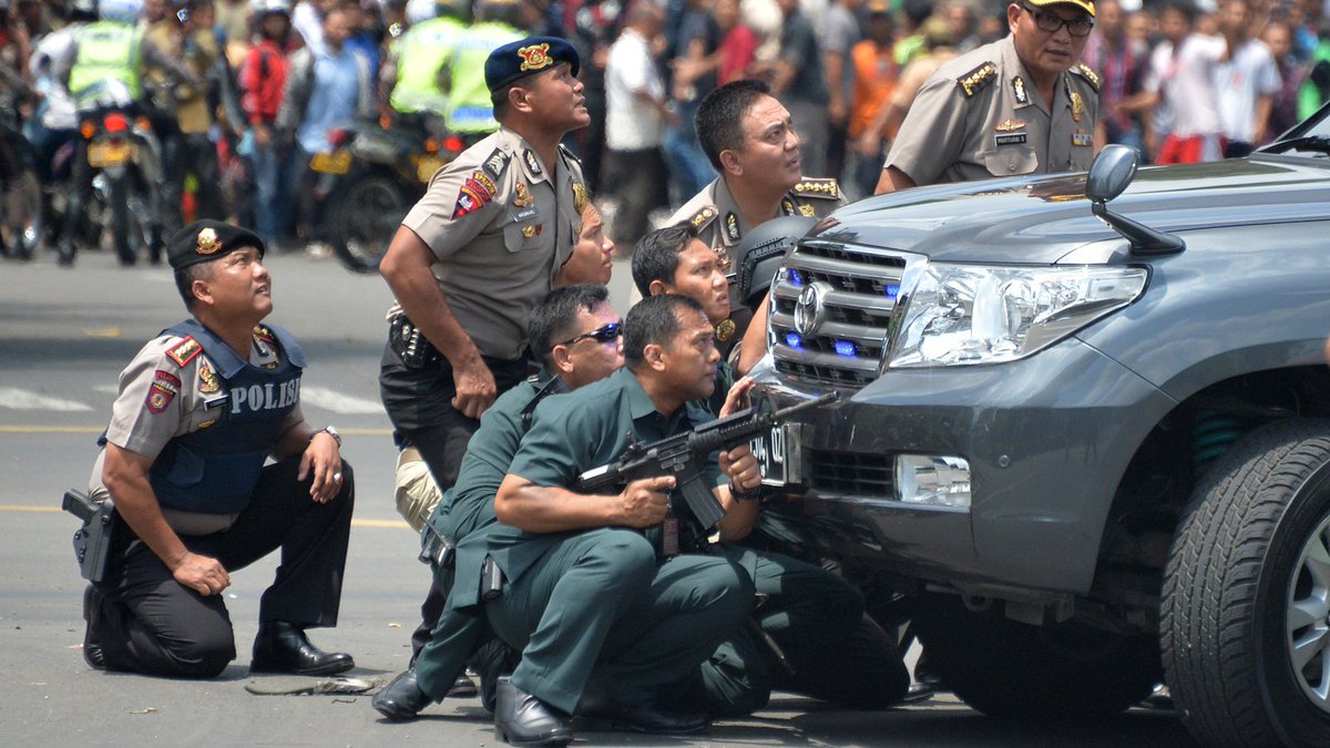 Indonesians share a defiant message, #KamiTidakTakut, after terror attack on.mash.to/1ZlTWh7