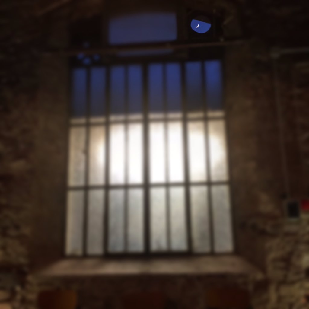 La luna ci osserva aspettando l'OPENING
Sabato 16 Gennaio 2016 
> 18-21 Via San Iacopo 48 #Prato #comunicazione #web