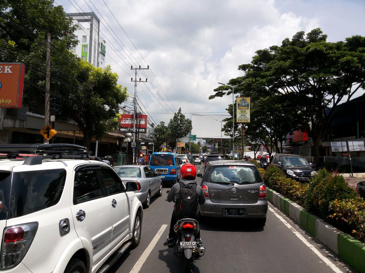 Pukul 14.00 wib jl. Letjen S. Parman terpantau padat merayap -charda-BC 7# Traffic Malang <a href="/Edunewsfm/">EDUNEWS FM RADIO</a> <a href="/official_itv/">Indonesiatv</a>