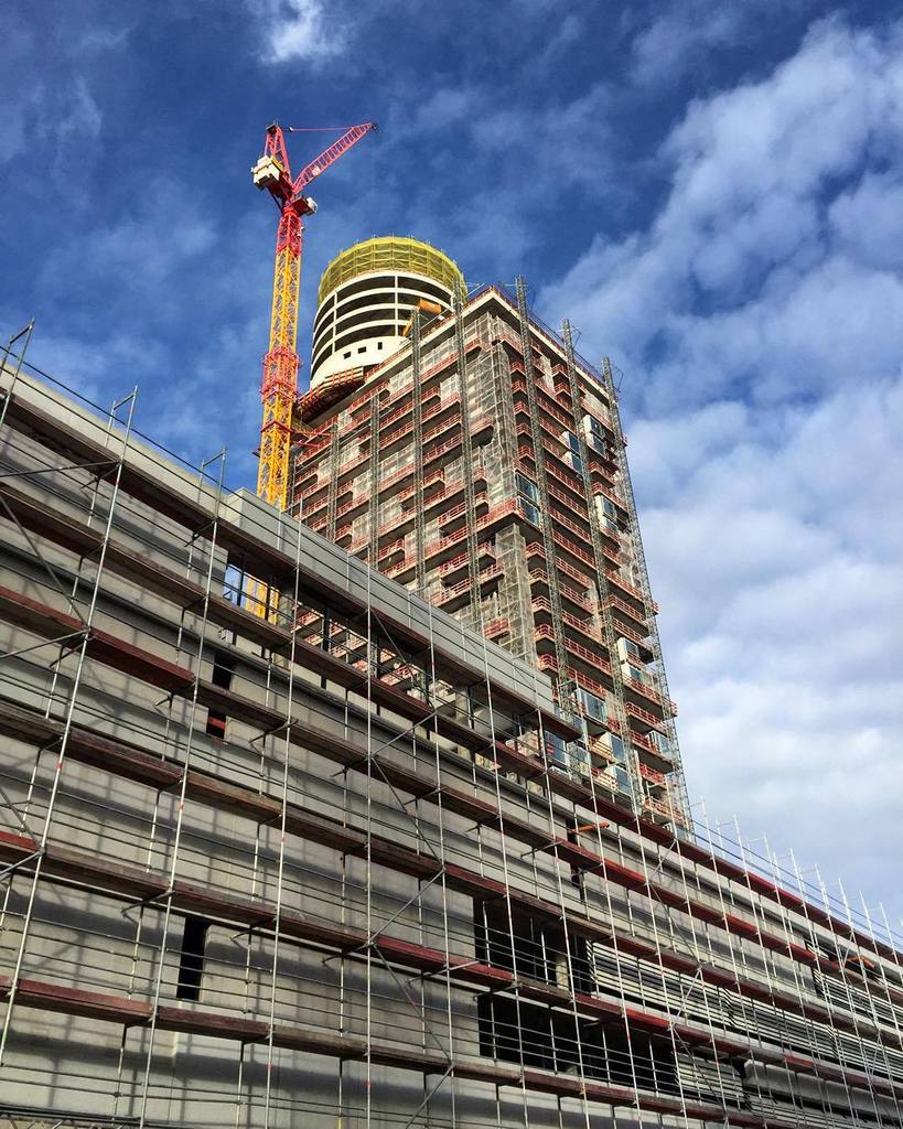 ffm365's tweet photo. Different location, same tower. #HenningerTurm | Quelle: https://t.co/DyPRv5vF9y https://t.co/TMvMkOMa7C
