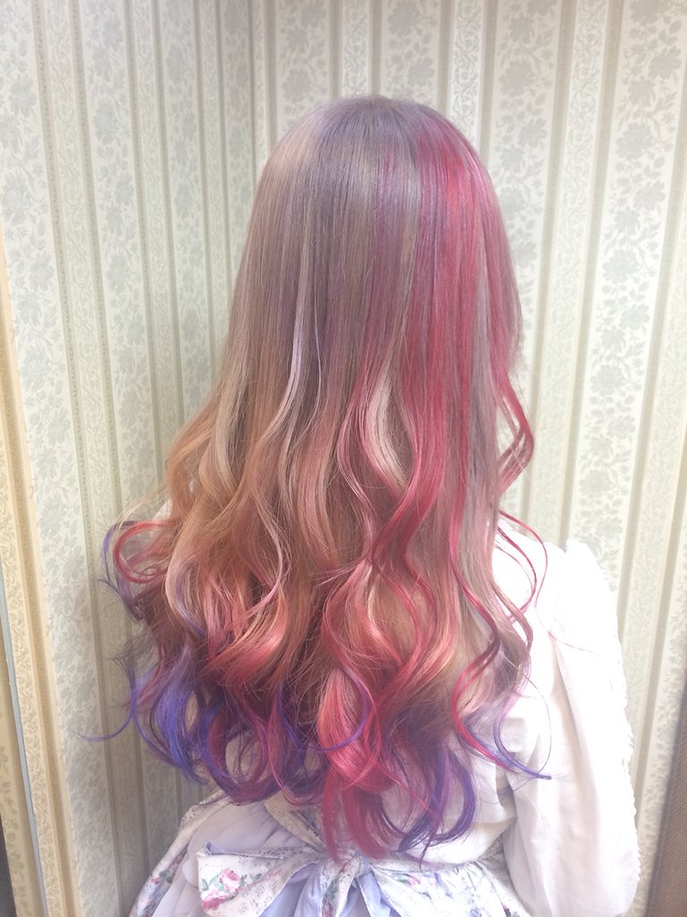 シャンテグラム ヘアスタイル紹介 ピンクアッシュ サーモンピンクベージュ パープルレッドmixグラデーションカラー 柔らかな華やぐ色合いです 2 3回ぐらいブリーチ T Co Evd5yqfxjr