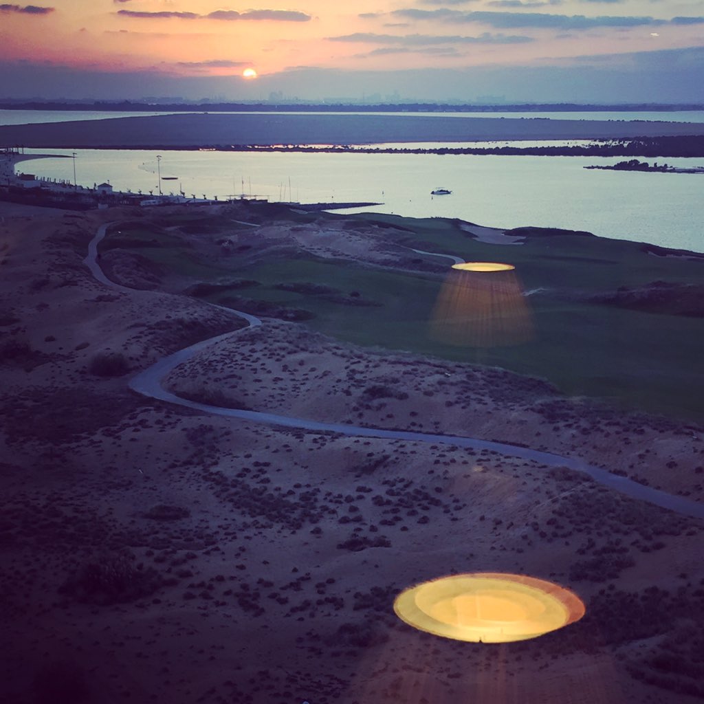 Fljúgandi furðuhlutir fyrir utan hótelið í Abu Dhabi. Scary!