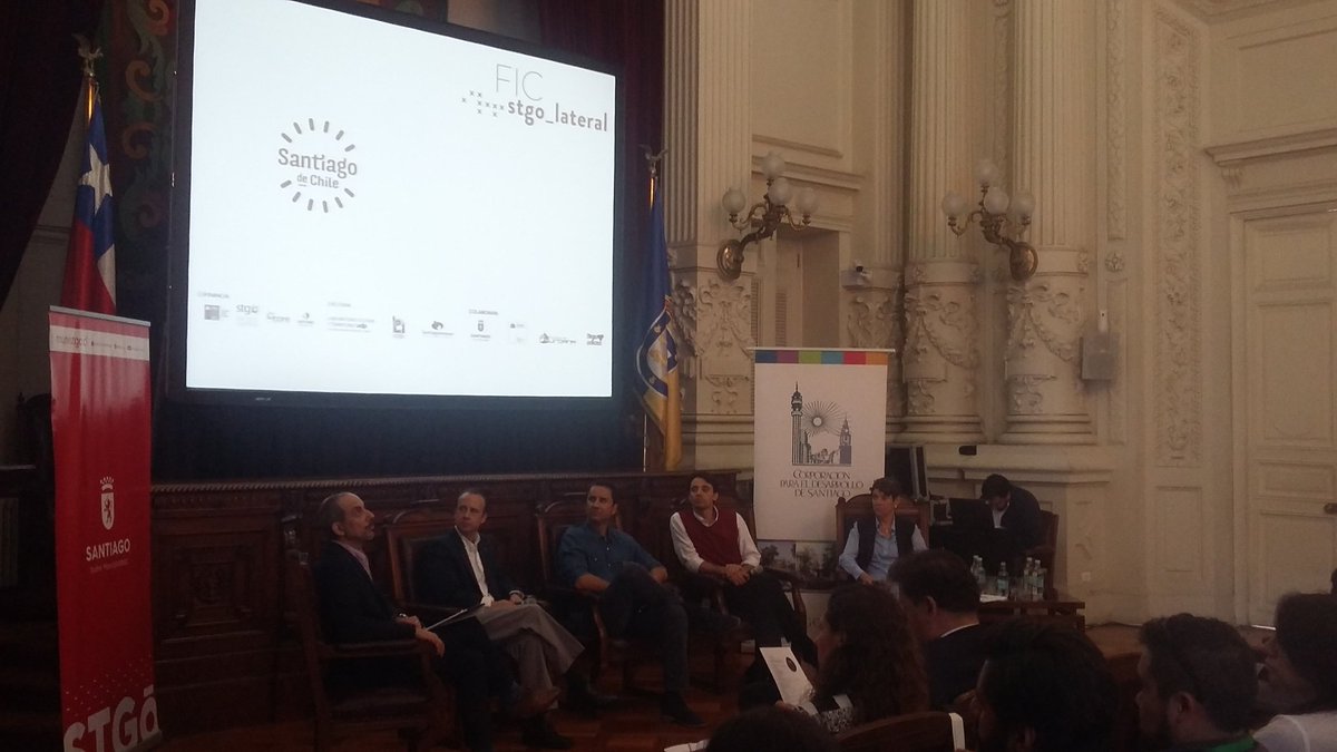 StgoLateral's tweet photo. Finaliza el primer panel #GalleryLover https://t.co/MjKqWMBXin