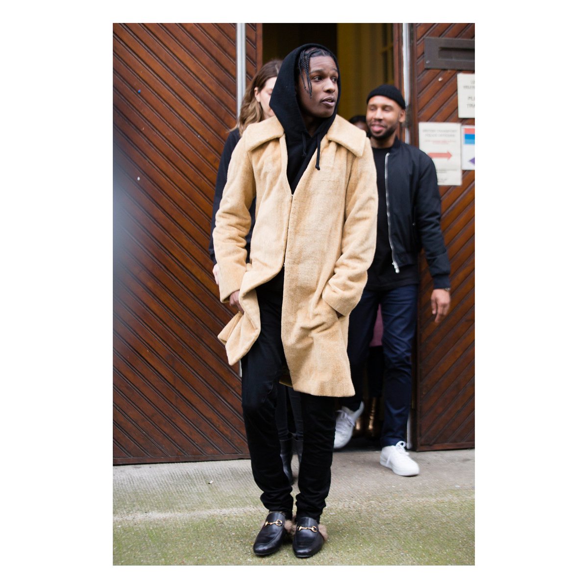 Gucci Japan ラッパー シンガーソングライターのa Ap Rockyは メンズ ファッションウィーク開催中のロンドンのストリートで Gucci のファーのライニングが施されたホースビット ローファーを着用 Lfw Asvpxrocky T Co Fxtirh7wsj