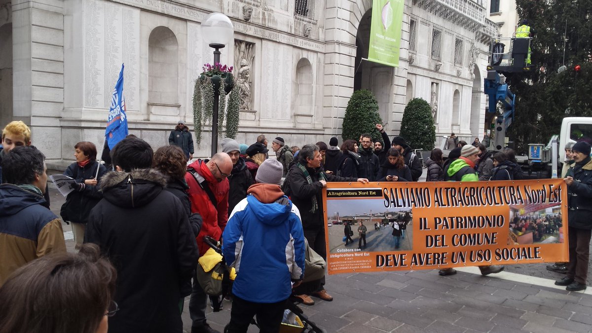 #padova in piazza sotto al <a href="/comunepadova/">Comune di Padova</a> al fianco di <a href="/AltrAgriNordEst/">AltrAgricoltura NE</a>! Giù le mani dagli spazi sociali!