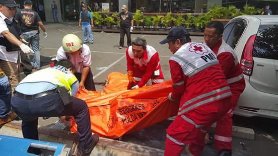 palangmerah's tweet photo. PMI evacuate the victims of bom blasts in Sarinah - Thamrin (14/1) https://t.co/BRA5ApLums