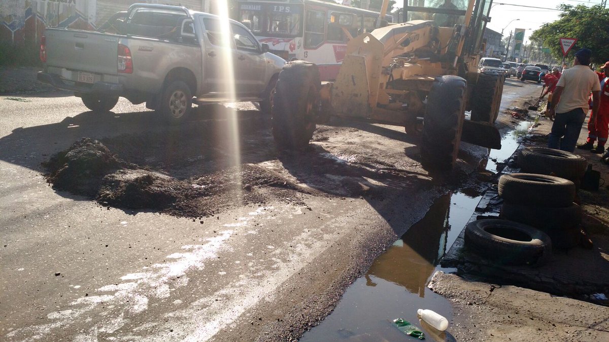 AsuBacheando's tweet photo. @780AM @pmtasuncion1 @Carlosmperalta @rpcpy  trabajos de mejoramiento vial en Av. Sta Teresa y Joel Estigarribia. https://t.co/z7pgXjqS5I
