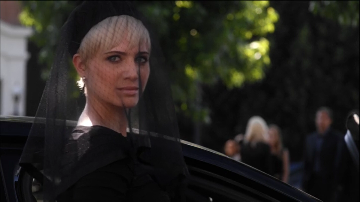 comicalcasey's tweet image. Start twerkin' like Miley, @angeljerianedue 😟 #PLL5YearsForward