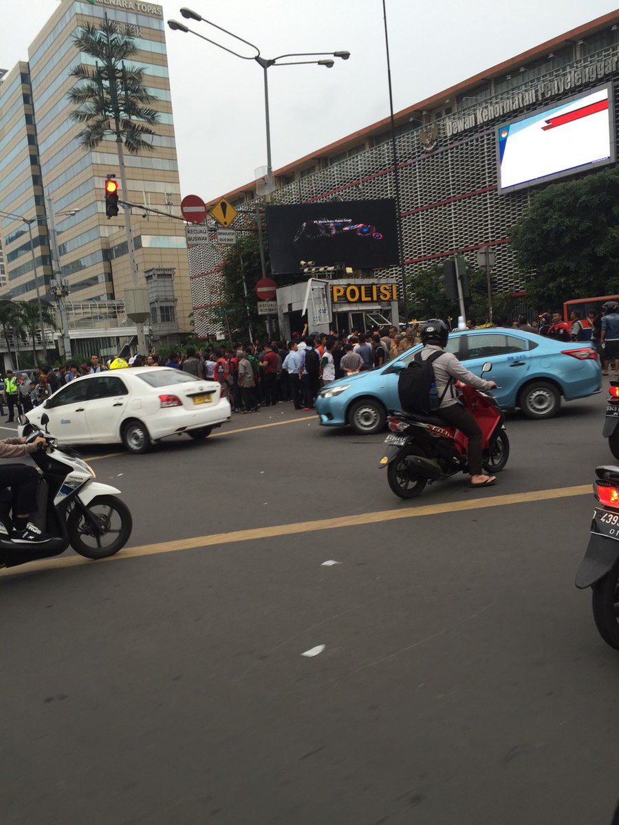 asturi_putri's tweet photo. after the attack by a terrorist 06.00PM ... 

#KamiTidakTakut #PrayForJakarta #lawanteroris https://t.co/w4tuK2TnXB