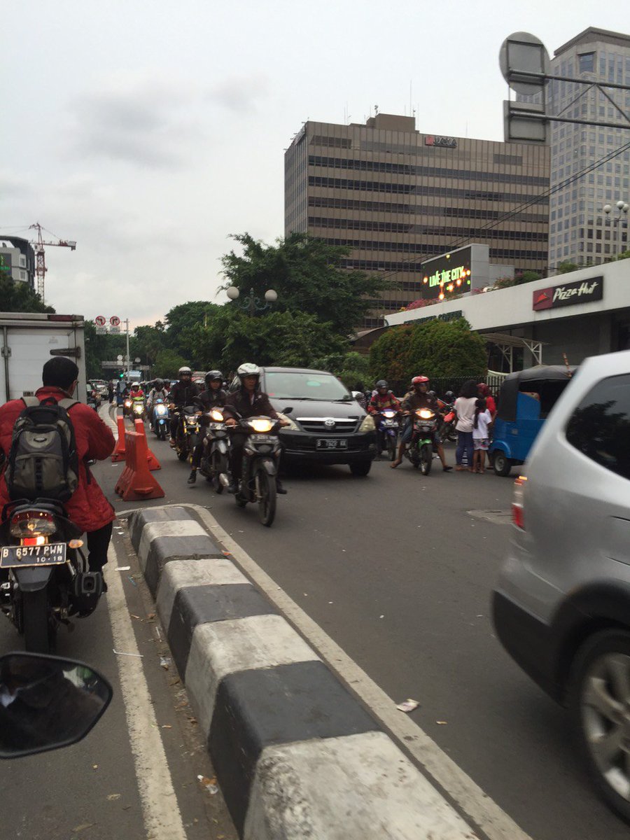 asturi_putri's tweet photo. after the attack by a terrorist 06.00PM ... 

#KamiTidakTakut #PrayForJakarta #lawanteroris https://t.co/w4tuK2TnXB