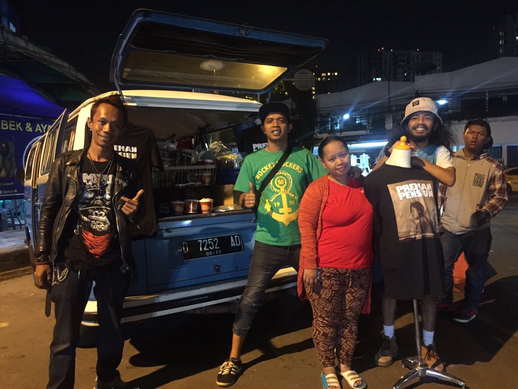 Yang ada di Bdg dan sekitarnya mari merapat ke bancey. Kita lagi buka lapak. Ada kaosam ada cemilan dan ada ajah