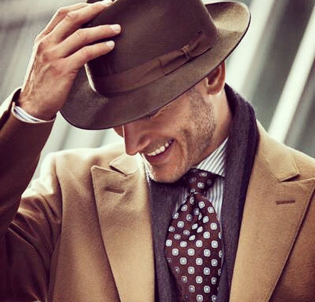 Поклон со шляпой. Поклон человека. Мужчина снимающий шляпу. Приподнимает шляпу. Снимаю шляпу.