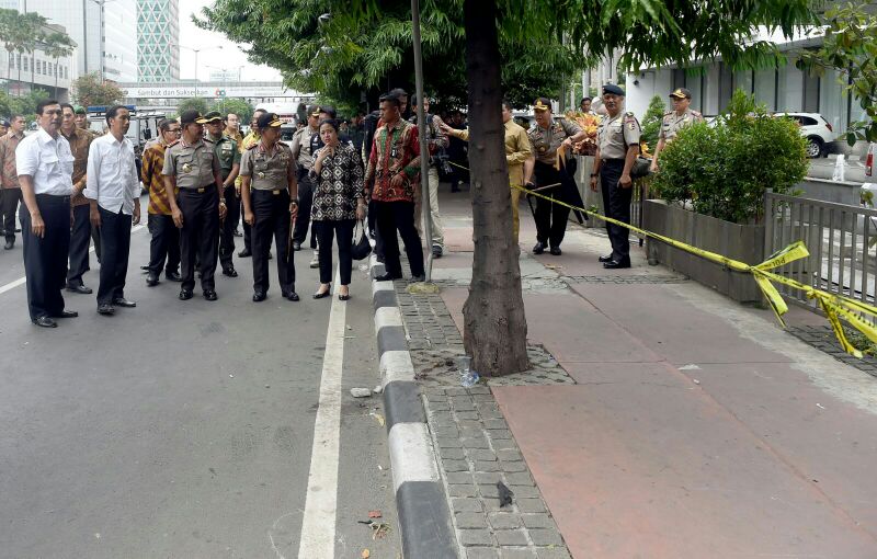 RadioElshinta's tweet photo. Presiden Jokowi saat tinjau lokasi penembakan dan ledakan dpn Sarinah Thamrin, Jakpus sore tadi. (Foto Biro Pers) https://t.co/gviNAOXNKU