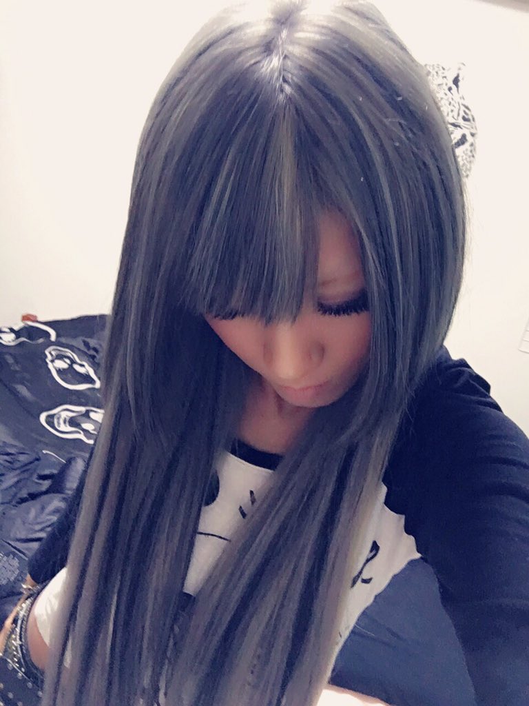 やよさーん 髪色変えたよーん ベースグレーで 白黒ガンメッシュ いーかんじー じゅんこさんありがと T Co Yu0x5pmckz Twitter