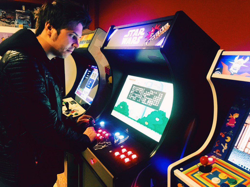 Rubiu5's tweet photo. Probando Arcades. Dentro de poco me instalaré por fin el mod de los 20.000 juegos en casa :') 👾 https://t.co/DupxF1agaF