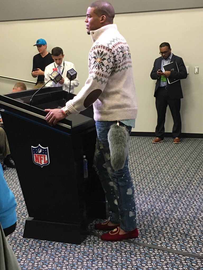 Local__Idiot's tweet photo. @lebrownlow Fox Tail v No Tail #CAMvsRUSS https://t.co/BQop1M1YCi