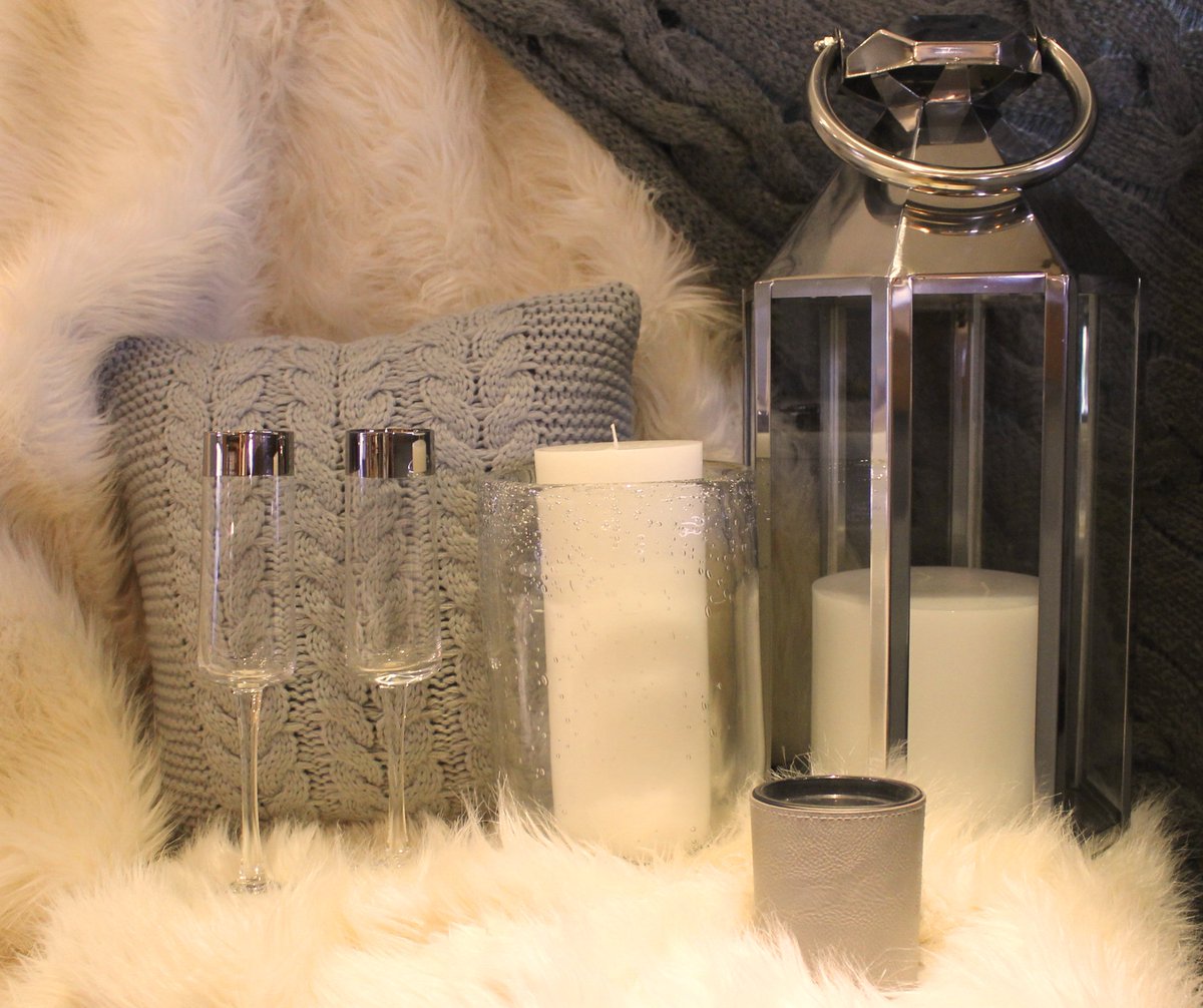 unionhouse01's tweet photo. Its certainly got cold! Perfect recipe for a #chilly evening in...#furthrows #candlelight #cushions #glasses https://t.co/LUthLHIdXu