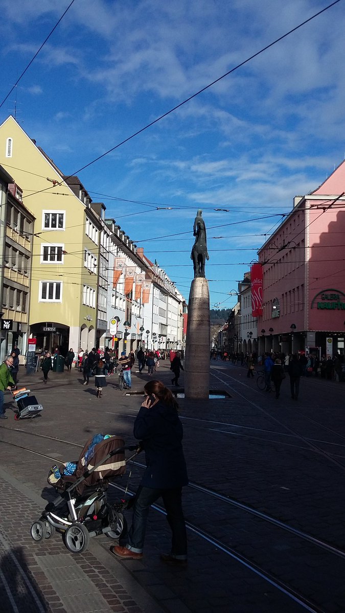 STI2D_STJO3's tweet image. Une pause de midi prise à Freiburg, sous le soleil.