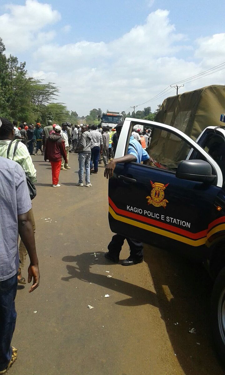tycoontraffic's tweet photo. ANGER: Chaos on Sagana-Kagio road as residents of Kang'aru protest death of man who was hit by saloon vehicle https://t.co/HkxrU0iu8u