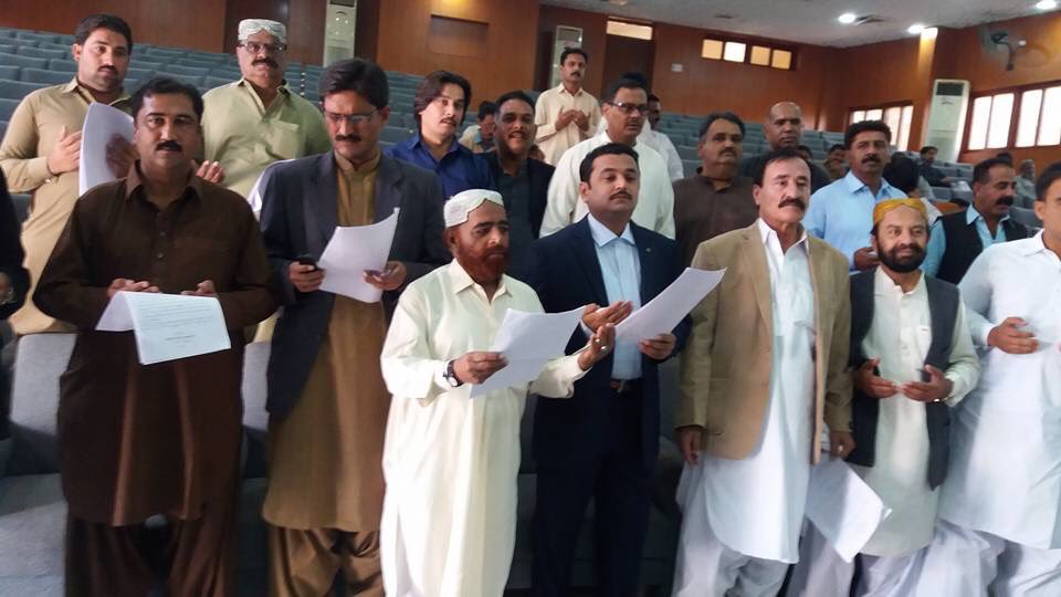 buriroGM's tweet photo. Congratulations Mr. Kashif Shoro &amp; other elected representatives of MC Qasimabad Hyderabad taking Oath #lbpolls2015 https://t.co/NWQLdUOshu
